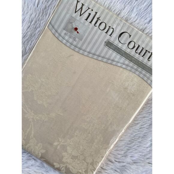 NWT Wilton Court 60”X104” Oval Cream Rose Print Tablecloth - Picture 8 of 8
